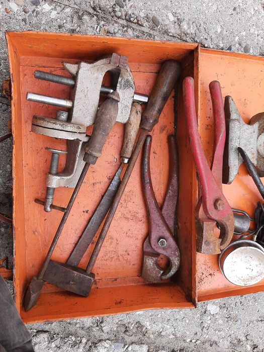 zestaw narzędzi imadło skrzynka kowadełko lutownice