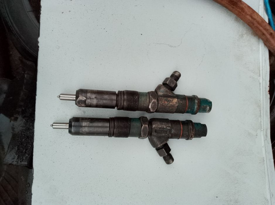 Продам форсунки двигун д 21 та лобове скло