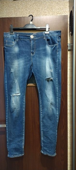 Damskie spodnie jeansowe z rozdarciami