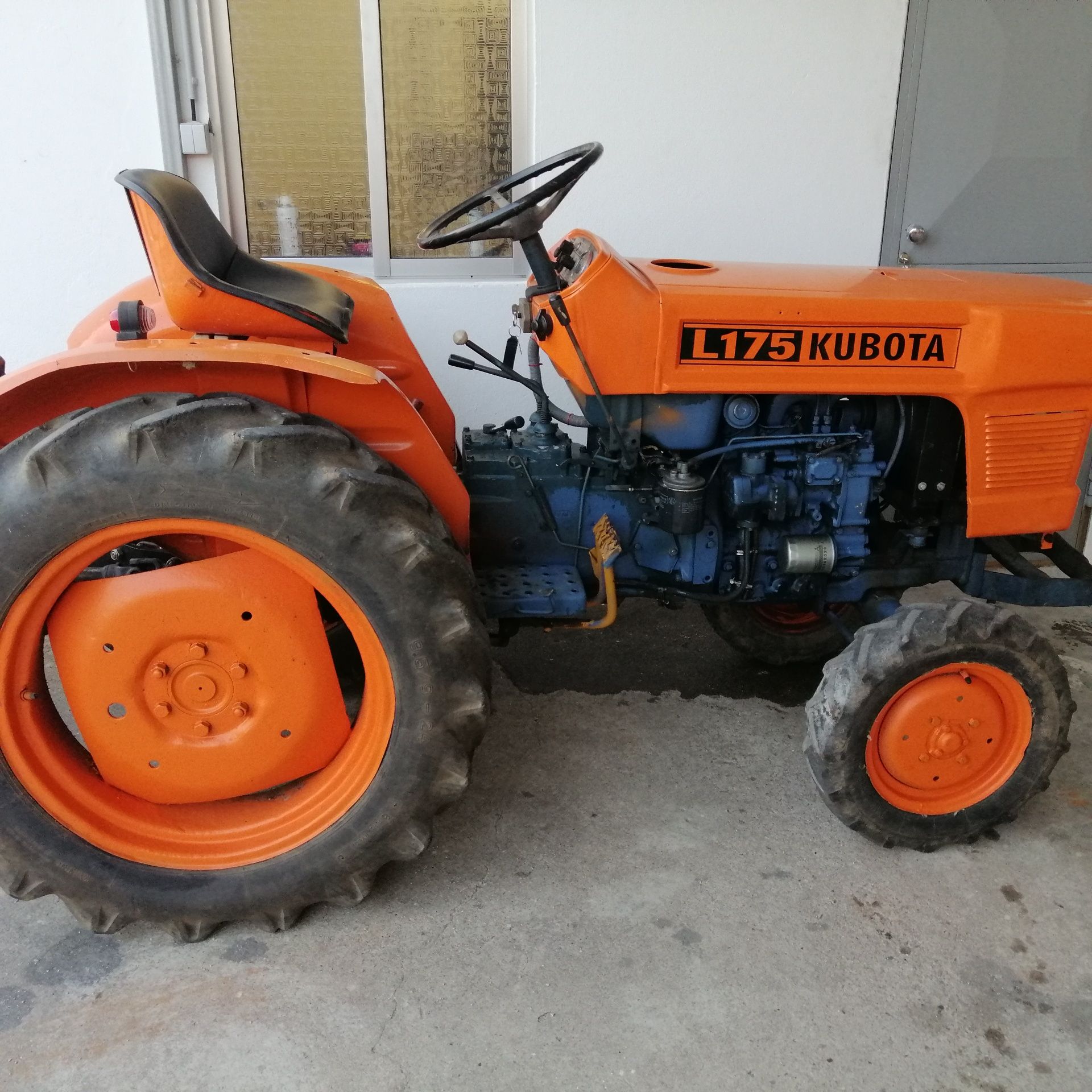 Trator Kubota com freza