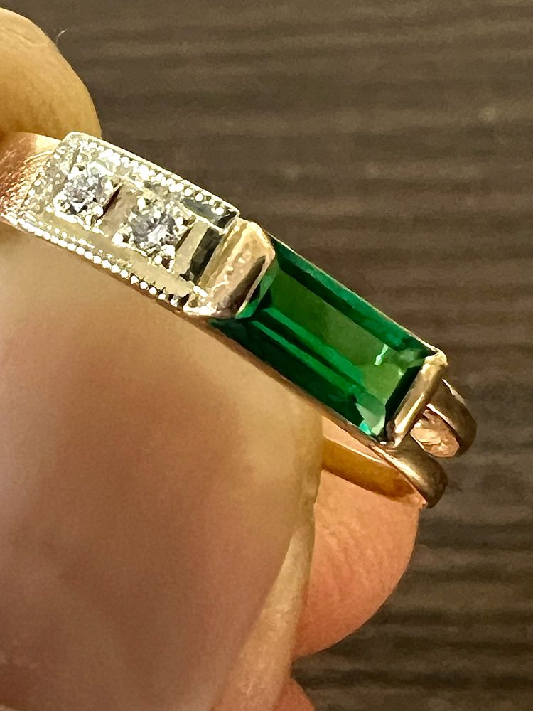 Золотое кольцо с бриллиантами и изумрудом р.16,8 0,26 ct