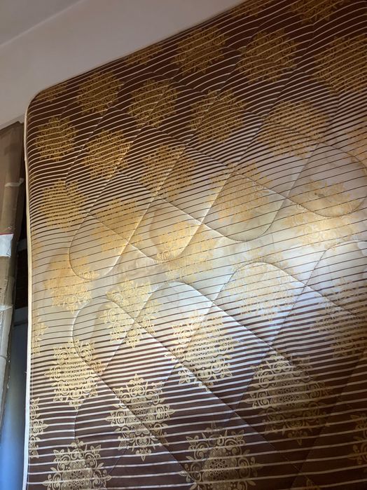 Cama, colchão, mesas