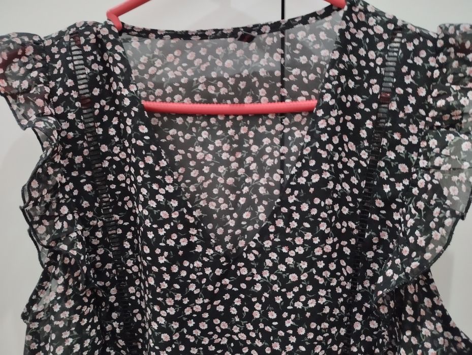 Blusa com folhos super fresca. Preta rosa e branca.