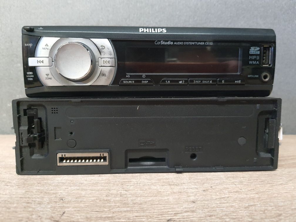 Radio samochodowe PHILIPS USB AUX MP3 WMA mod CE132 DBB RCA wzmacniacz