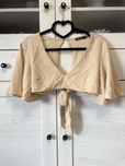Beżowy crop top z wycięciem