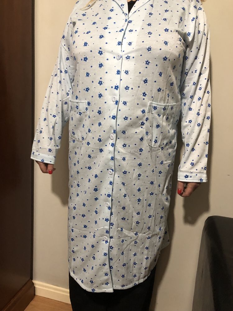 Camisa de dormir azul e de padrão