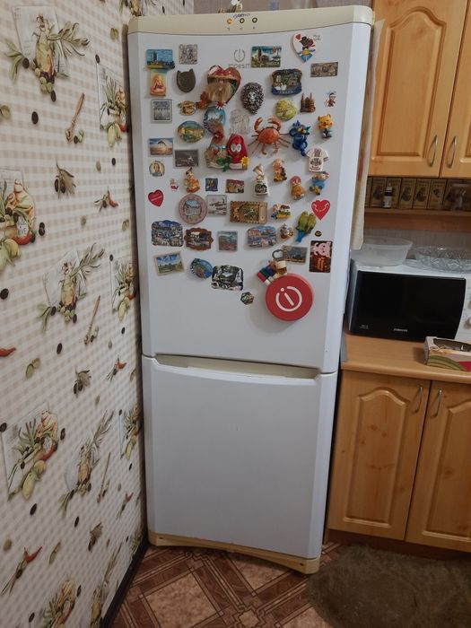 Холодильник, працюючий але старенький.