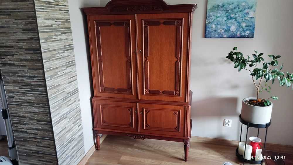 Sprzedam szafę-bieliżniarkę.