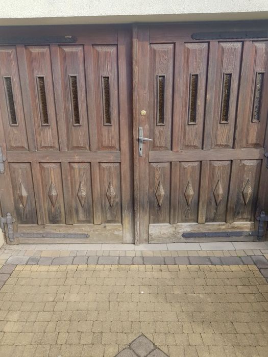 Drewniane drzwi garażowe
