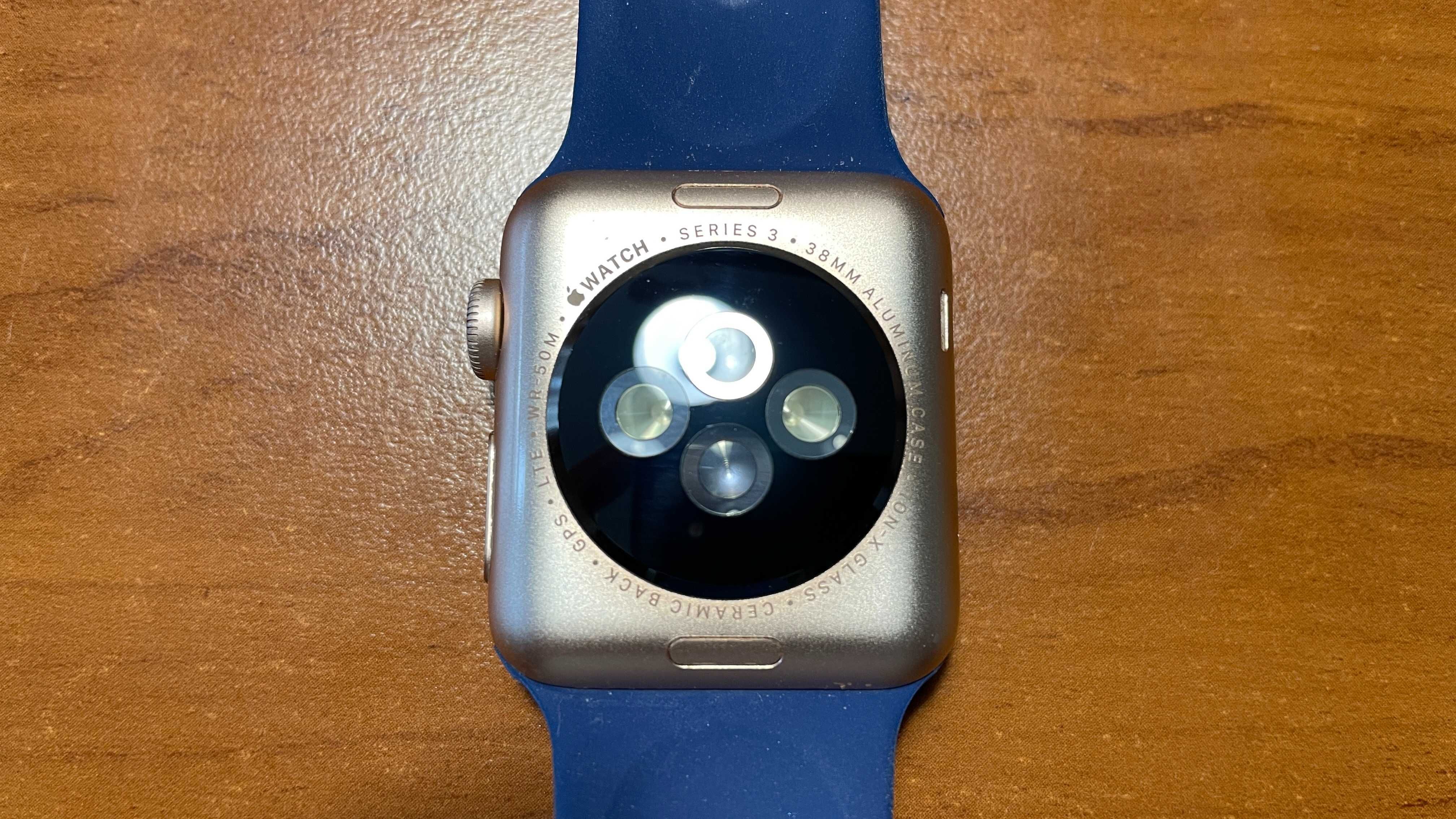 Apple Watch Series 3 (38 мм).