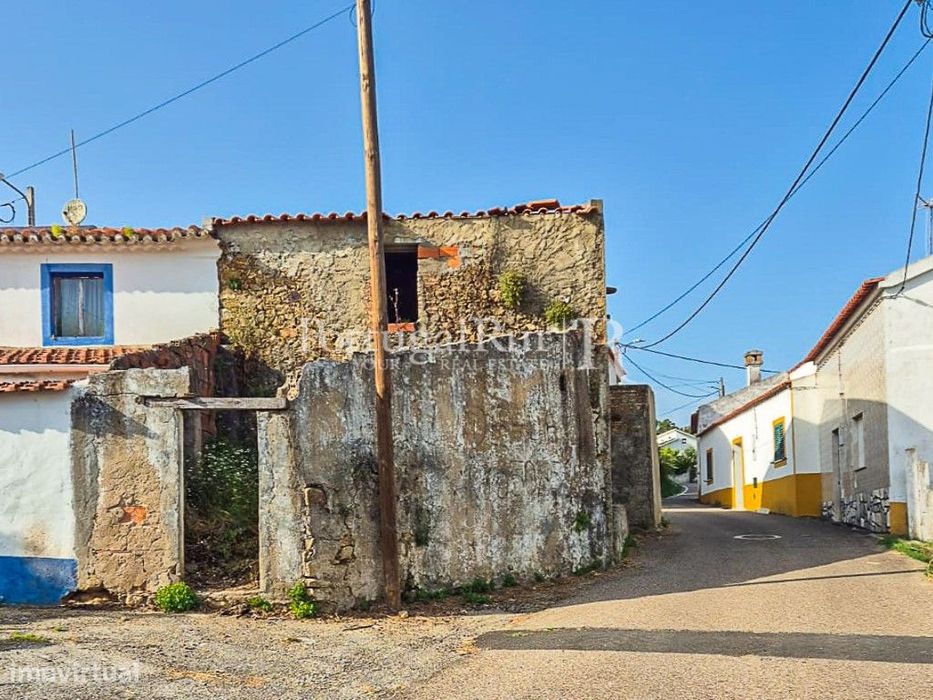 Casa T2 para recuperar junto à praia Fluvial da Ortiga