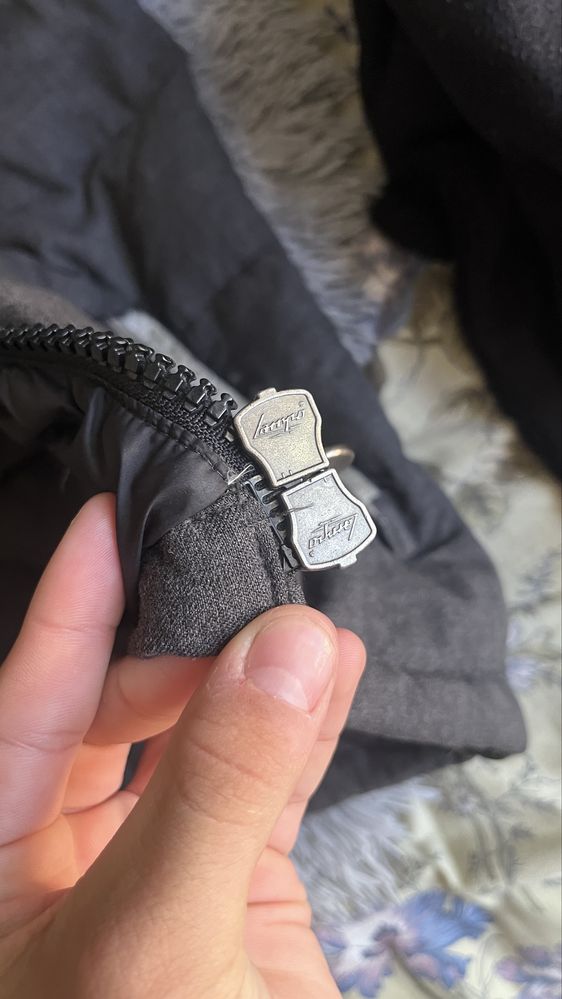 Продаю пуховик оригінальний Moncler