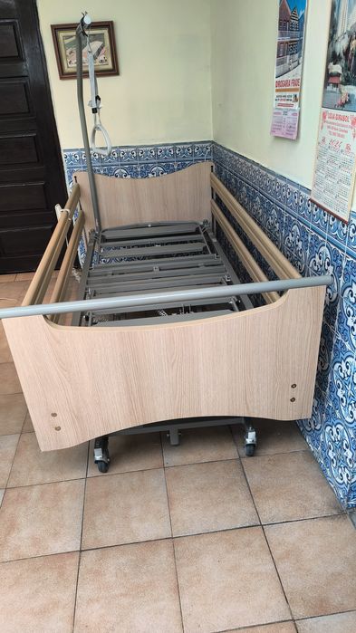 Cama articulada hospitalar elétrica