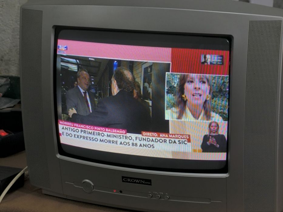 Televisão CRT da marca Crown Japan