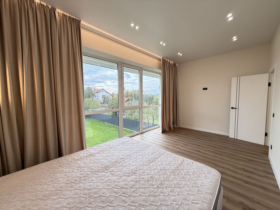 Продам сучасний будинок у передмісті. Ніхто не проживав