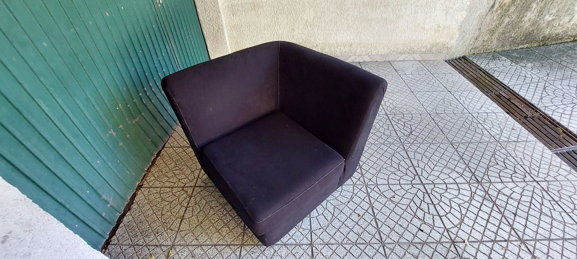 Sofa canto estufado preto linha branca