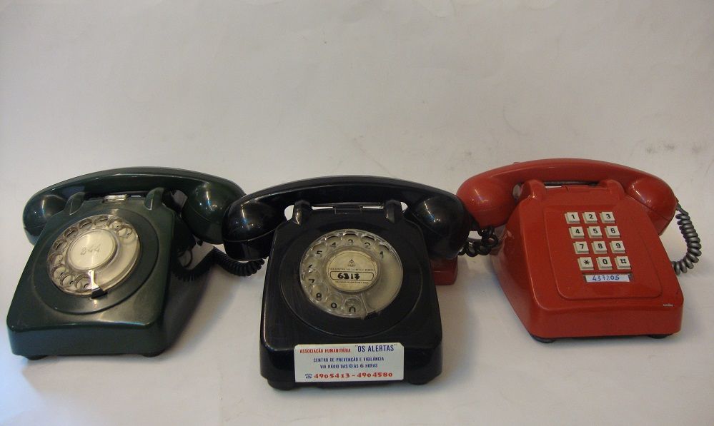 3 Telefones antigos em baquelite