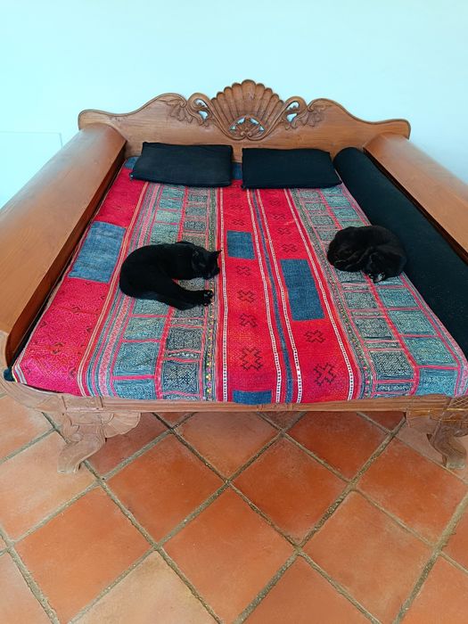 Daybed artesanal esculpido de Java em madeira teca. Vintage e único!