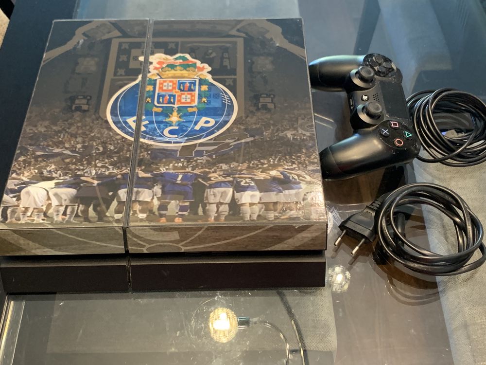 Ps4 com capa FCP. Com comando preto e fio de carregador.