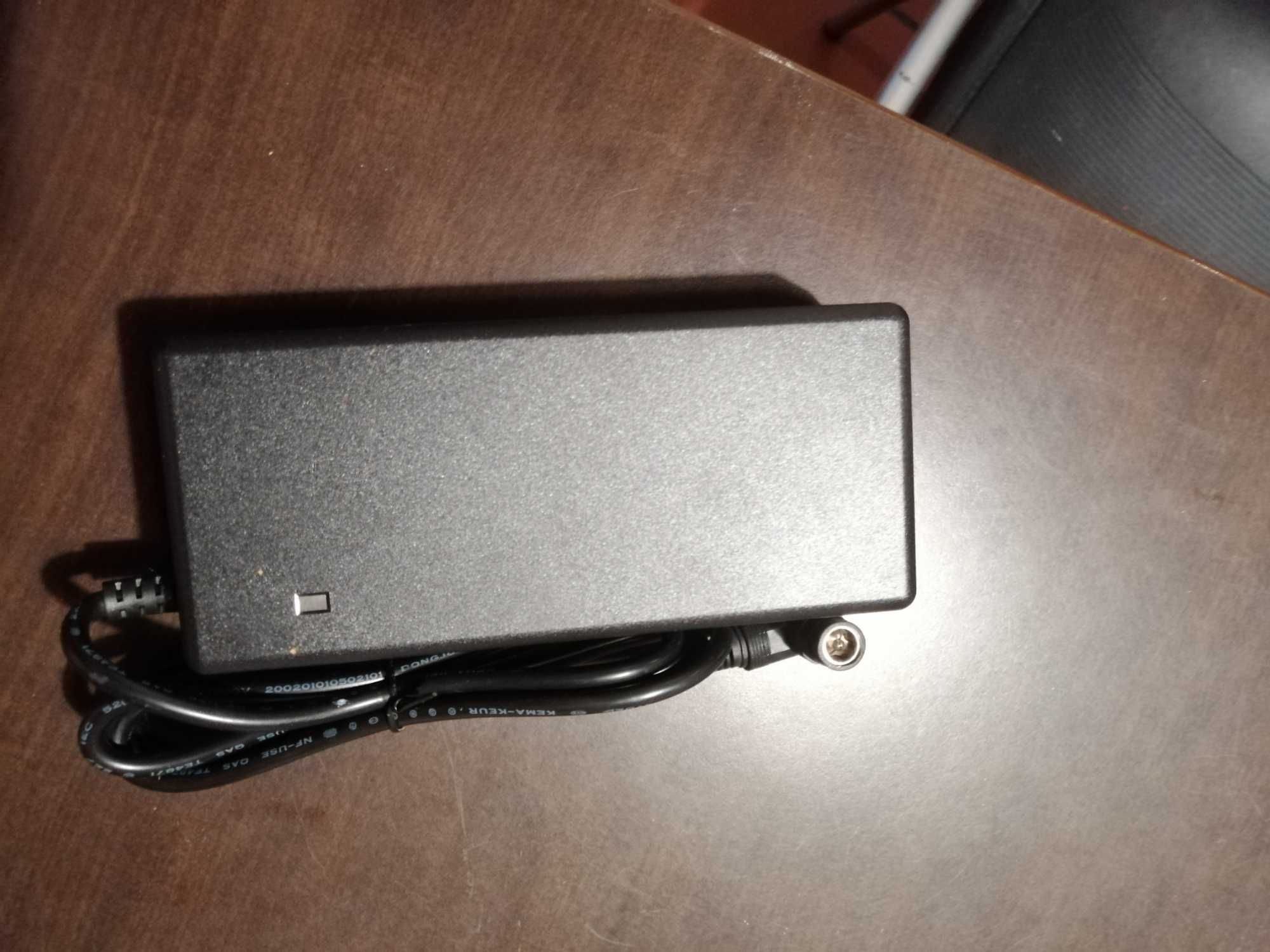 Carregador para bateria para bicicletas eléctricas novo.