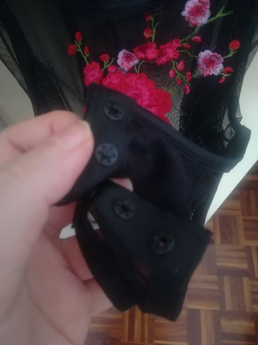Lingerie: Body Guess preto com bordado de flores