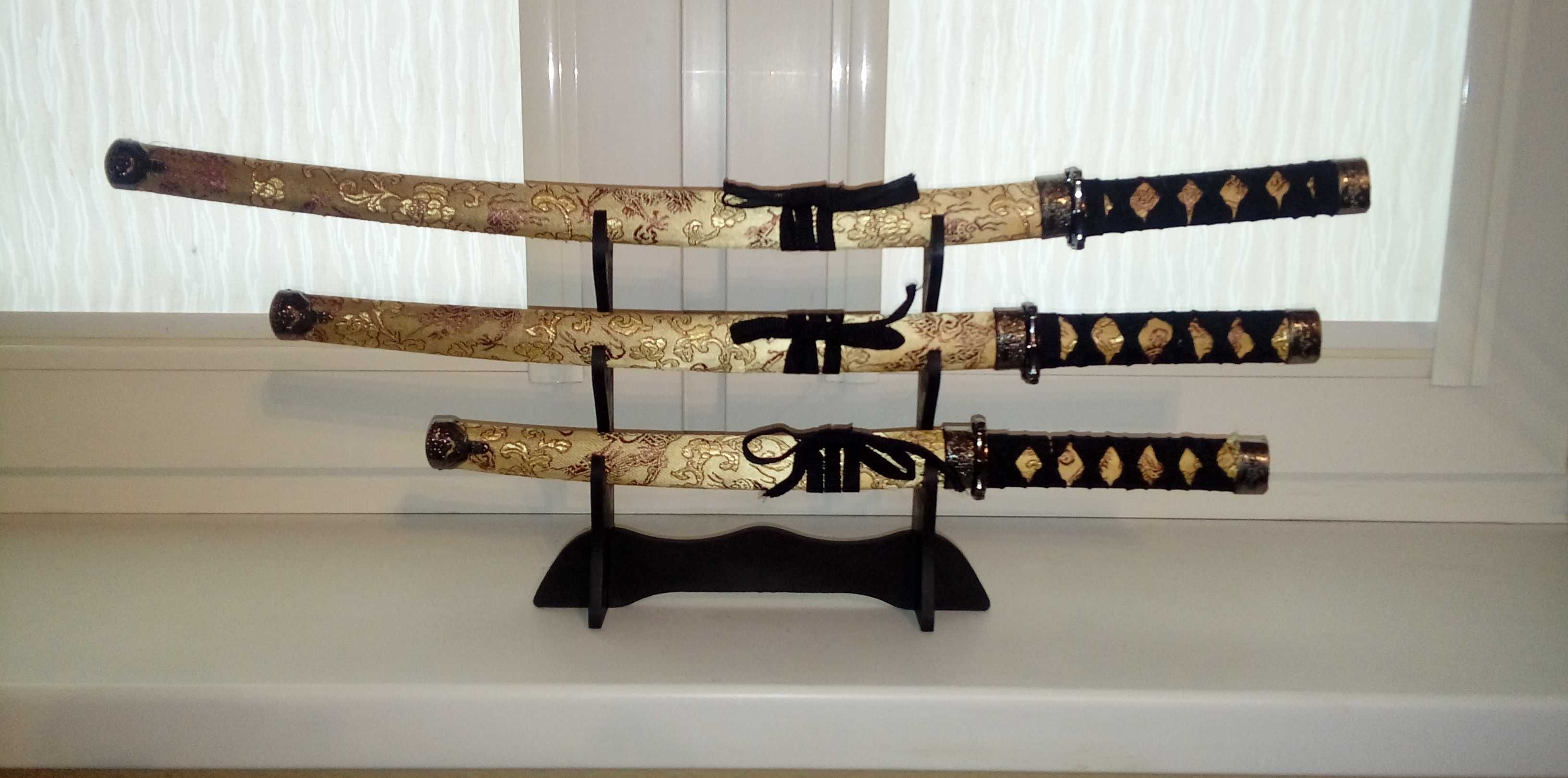 Ozdobne miecze Samurajskie Katana. Zestaw złoty, 3 sztuki + stojak.