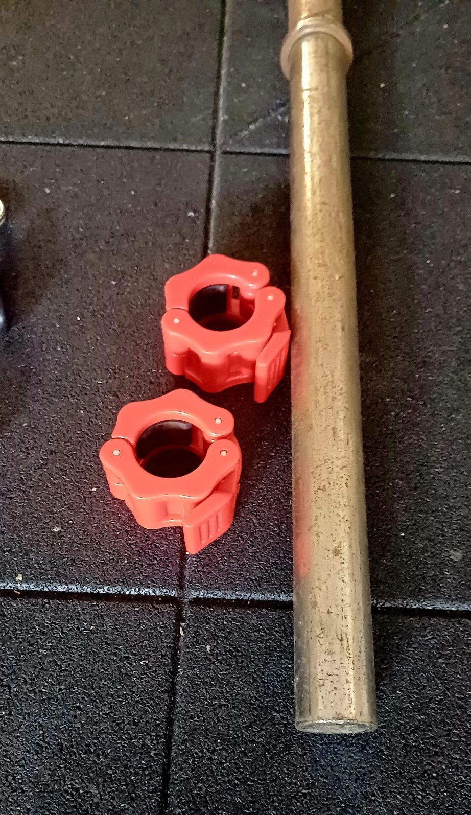 2 Barras de musculação usadas com bloqueadores e almofada novos