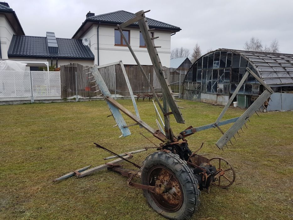 Zabytkowa kosiarka ,,Przodowniczka''