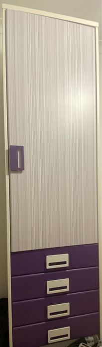 Roupeiro alto com porta e gavetas