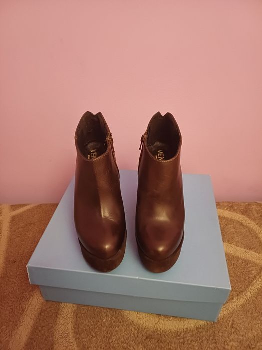 Botki Venezia 37, na koturnie, skóra