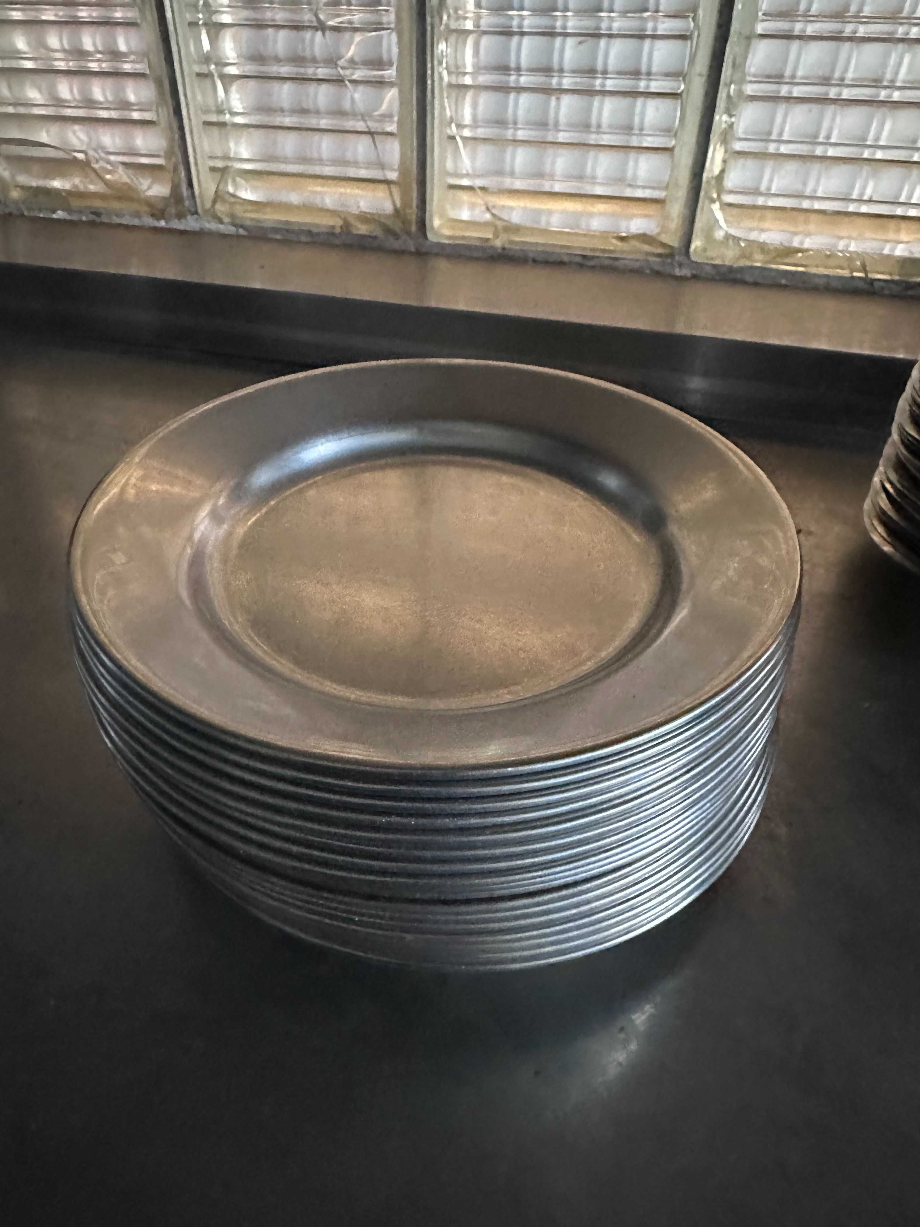 Pratos e taças em aço inox.