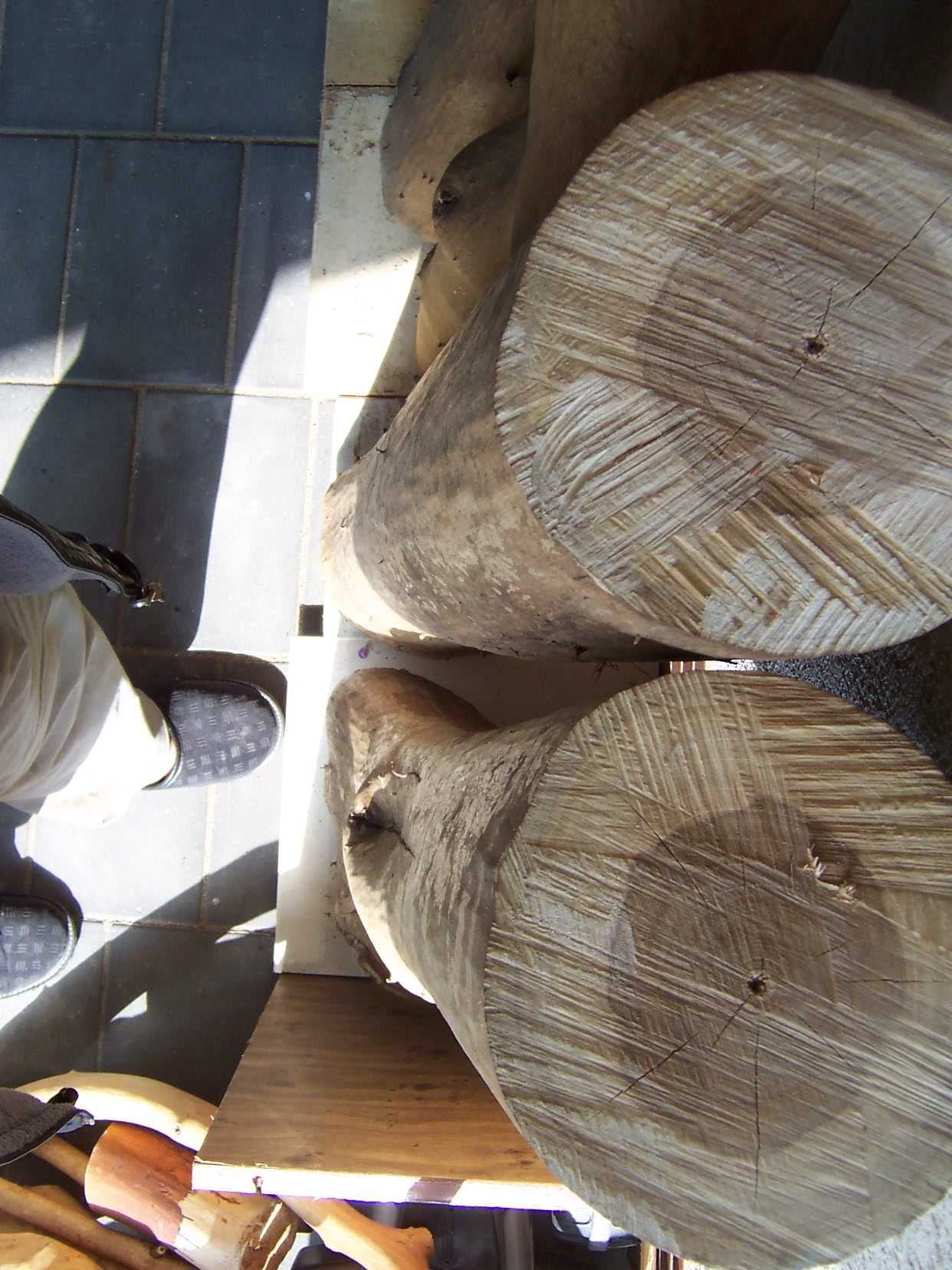 Drewno z orzecha włoskiego - okorowane, suche - odbiór osobisty