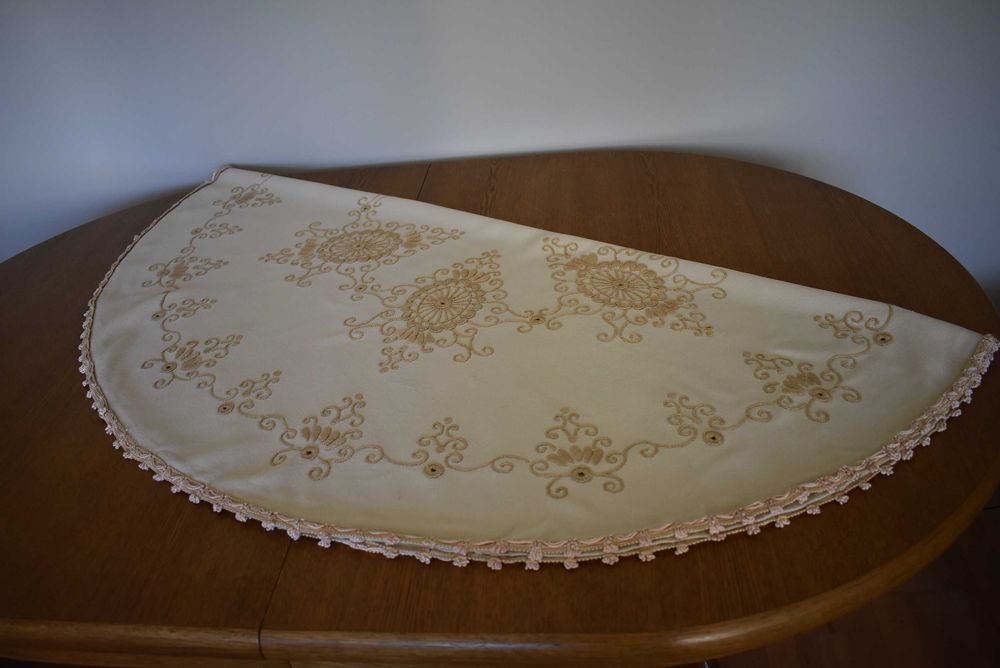 Obrus na okrągły stół