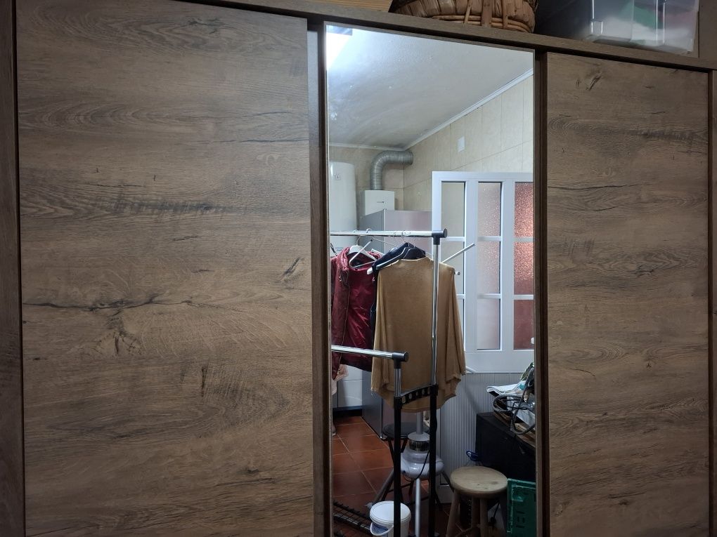 Roupeiro castanho com espelho