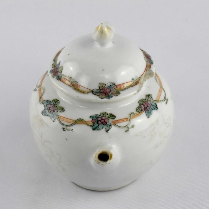 Bule em porcelana da China Qianlong, séc. XVIII, “bianco supra bianco”