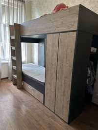 Двоповерхове ліжко з шафою