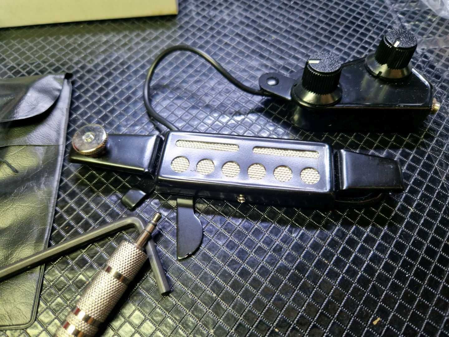 Monacor GM-100 - Przystawka gitarowa