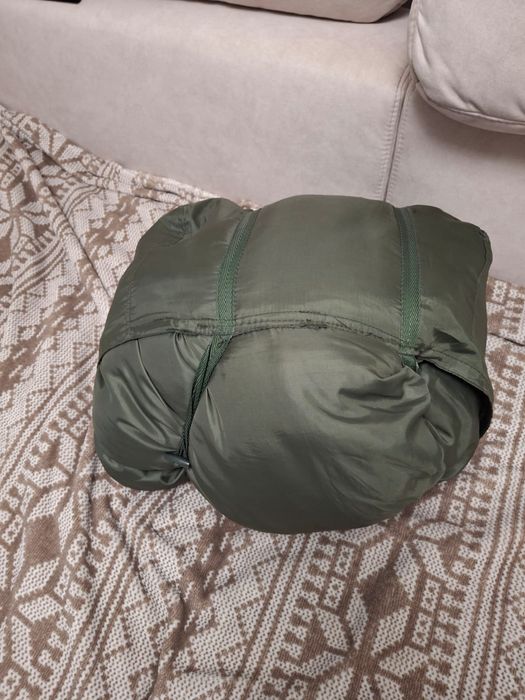 Продам два спальніка та берци