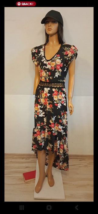 Czarna sukienka asymetryczna elementy koronkowe