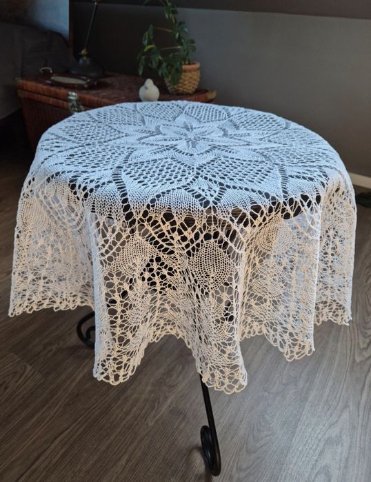 Okrągły obrus koronkowy śr. 110 cm