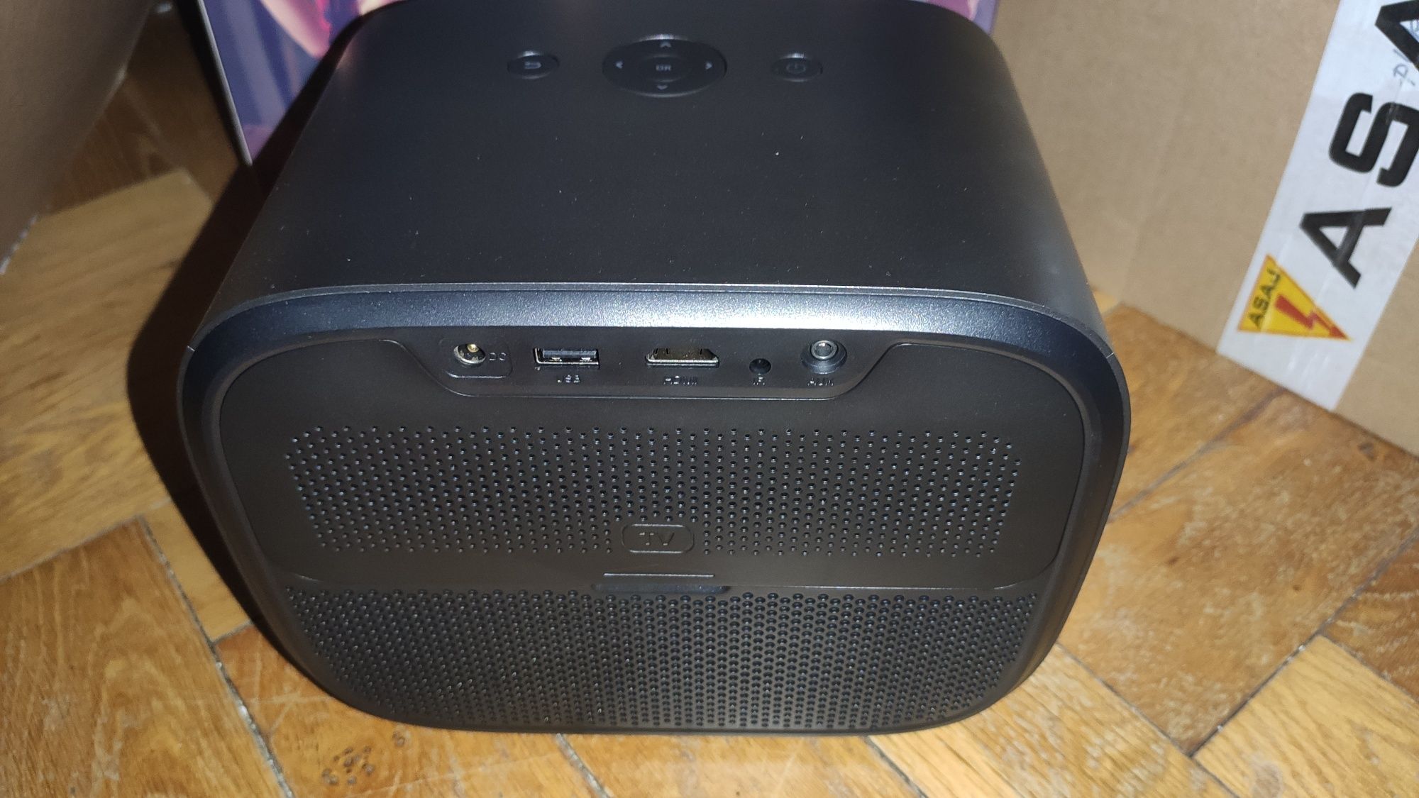 Projektor medialove m500 z AndroidTV, Google Play, Google Asystent.