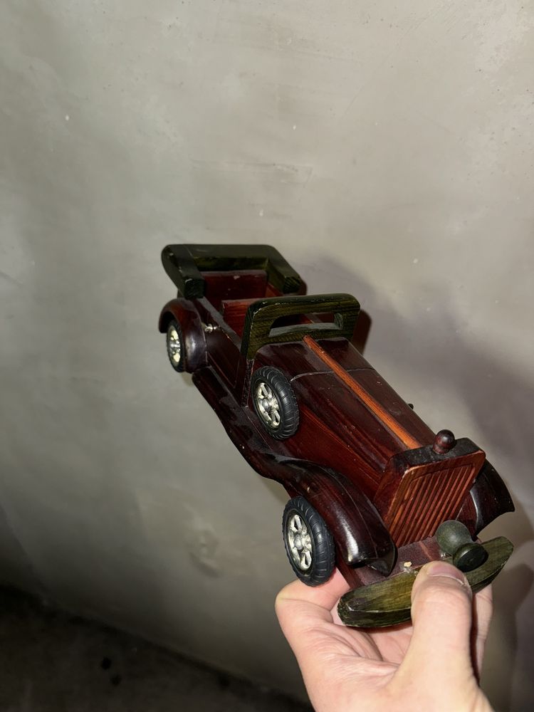 Drewniany model samochodu