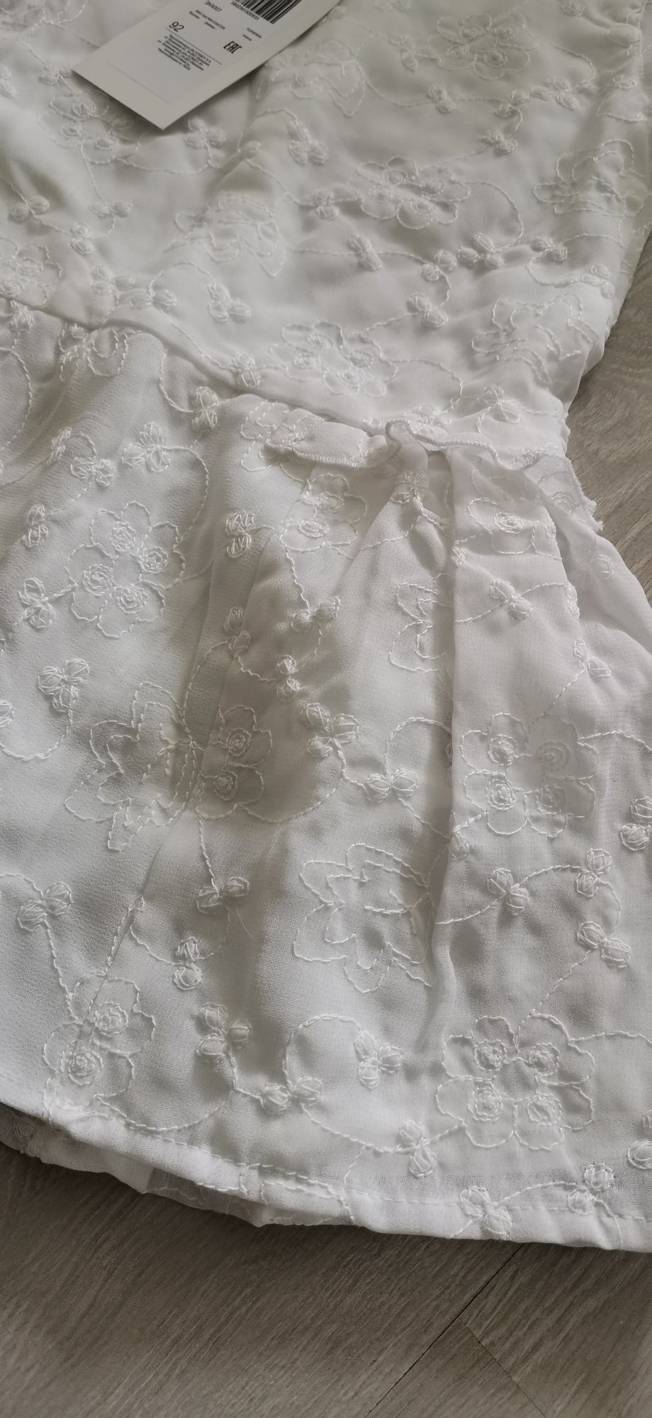Śliczna biała sukienka 92