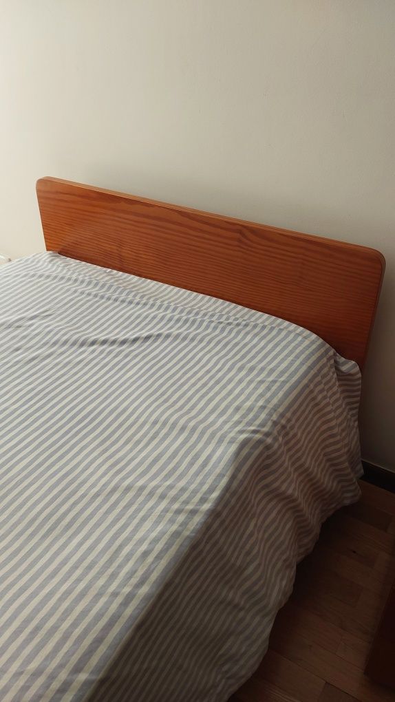 Cama solteiro e mesa de cabeceira