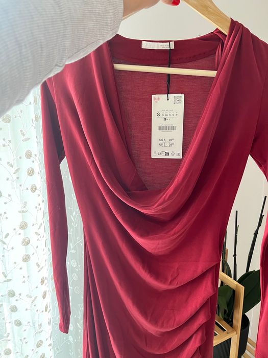 Czerwona nowa sukienka z Zary