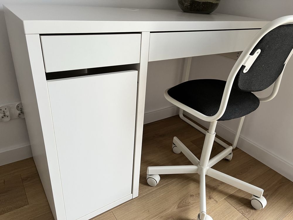 Biurko i krzeselko krzeslo obrotowe Ikea