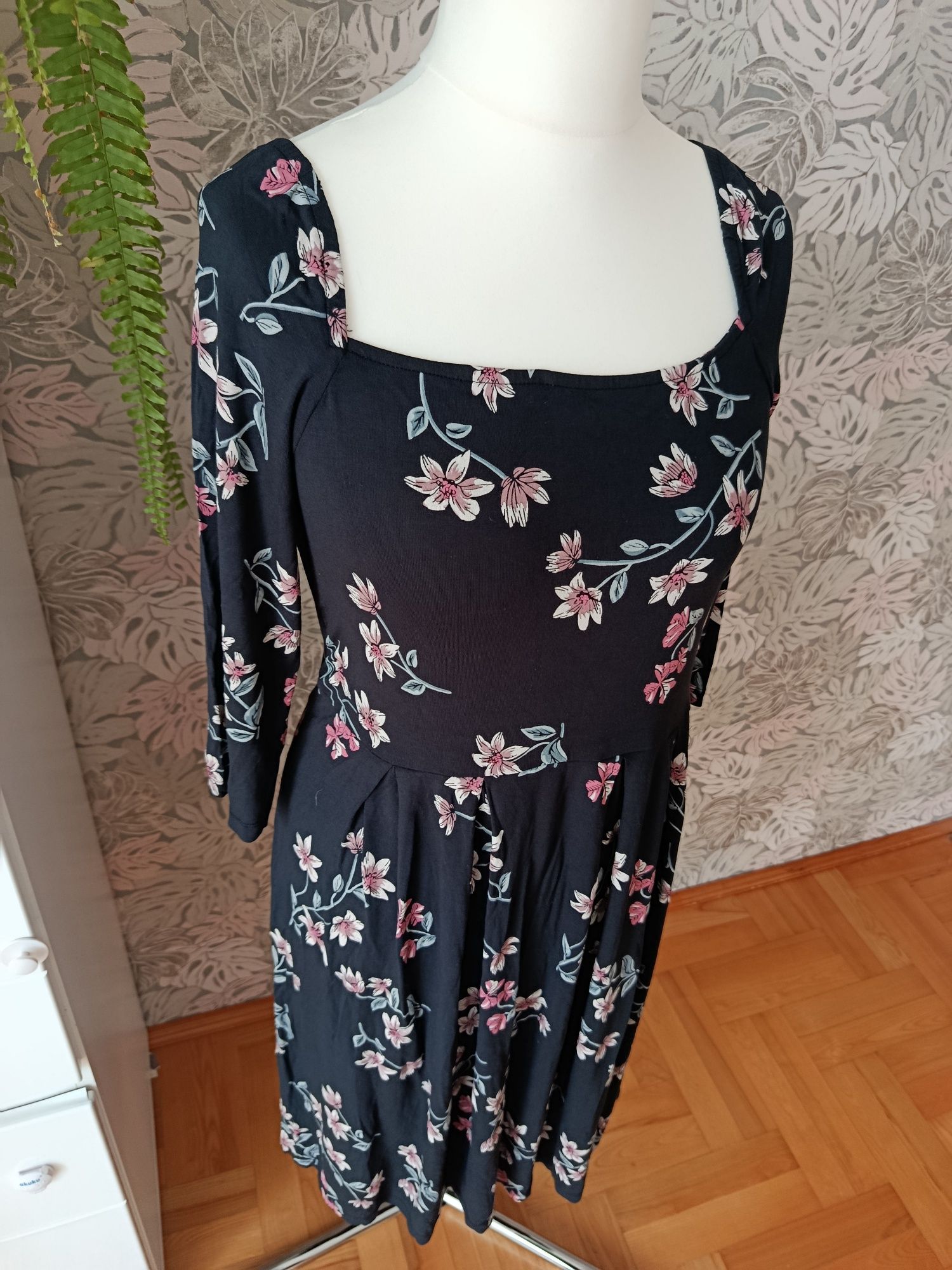 Piękna sukienka w kwiaty l nowa