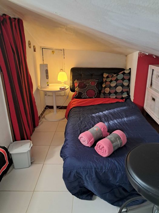 Sotão Charmoso. Metro Chiado, centro Lisboa. Ler texto.