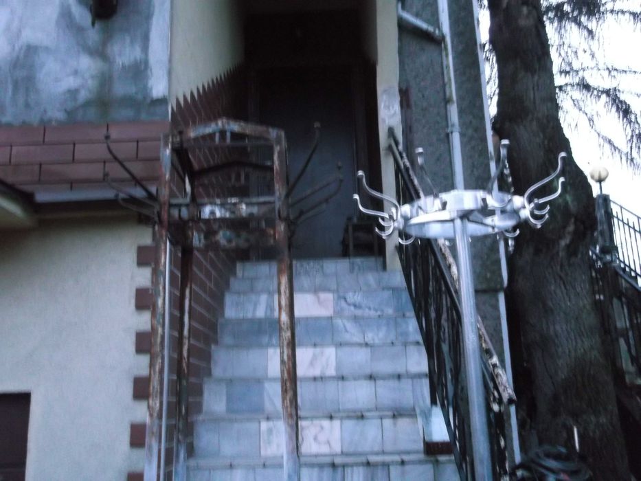 przedwojenne szafki medyczne i stolik z prlu