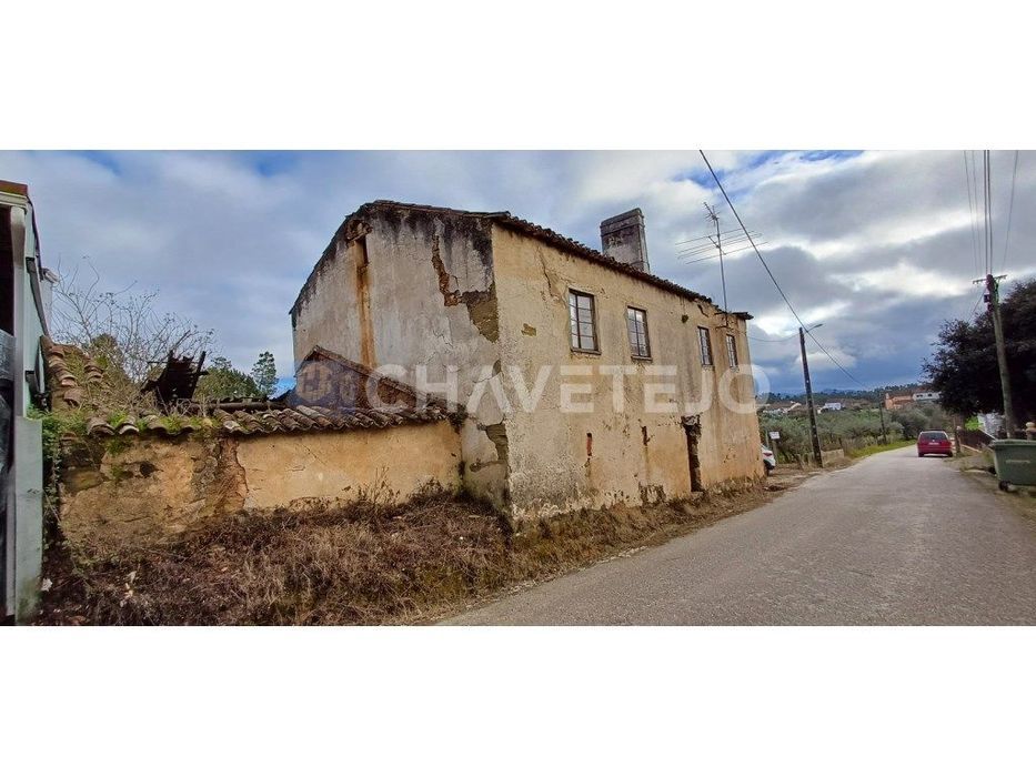 Casa Antiga Com Arrecadação e Terreno Para Recuperar, Cernache do B...